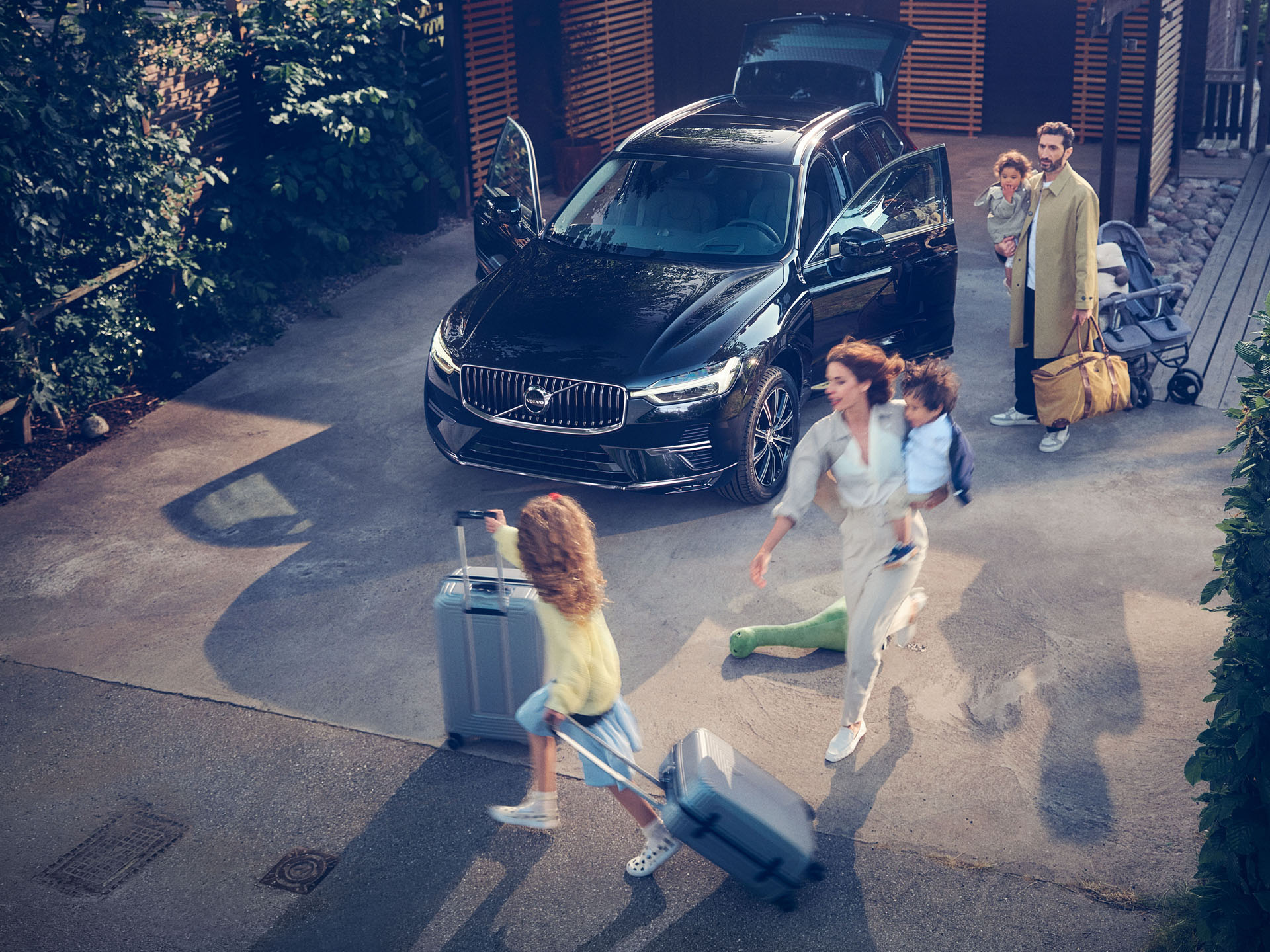 Volvo XC60 y una familia alrededor