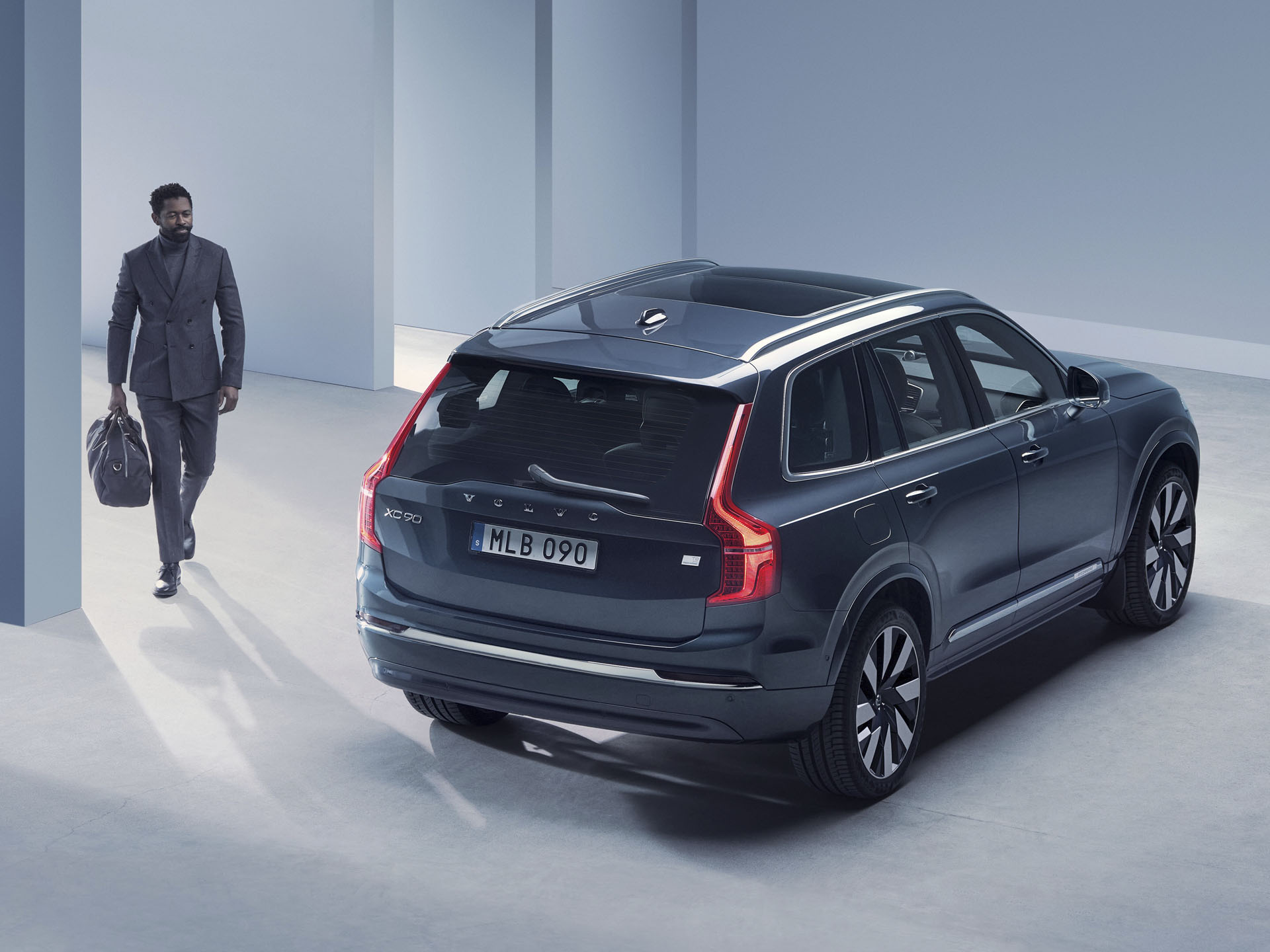 Volvo XC90 y un hombre al lado