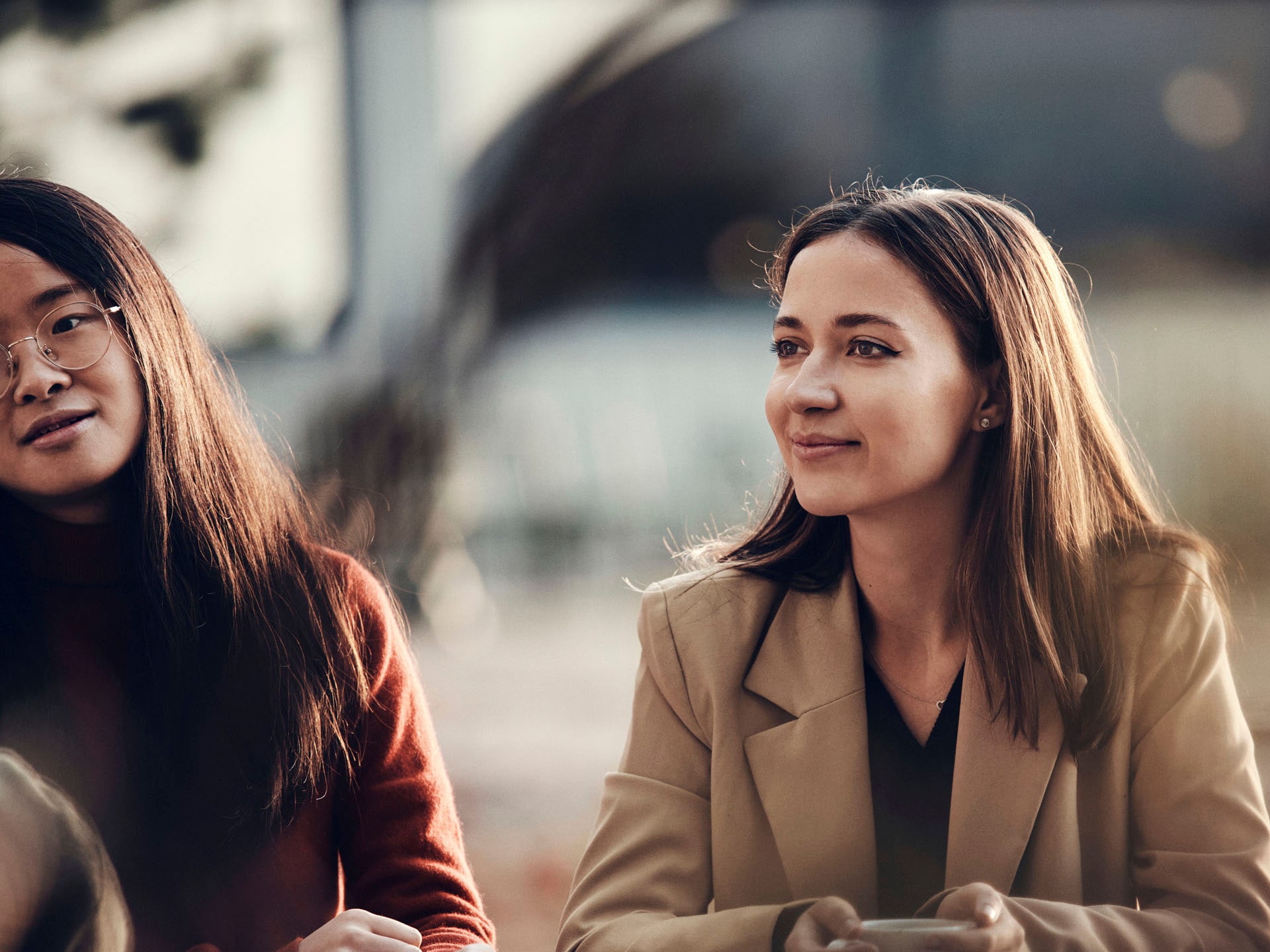 Un grupo de mujeres en el exterior