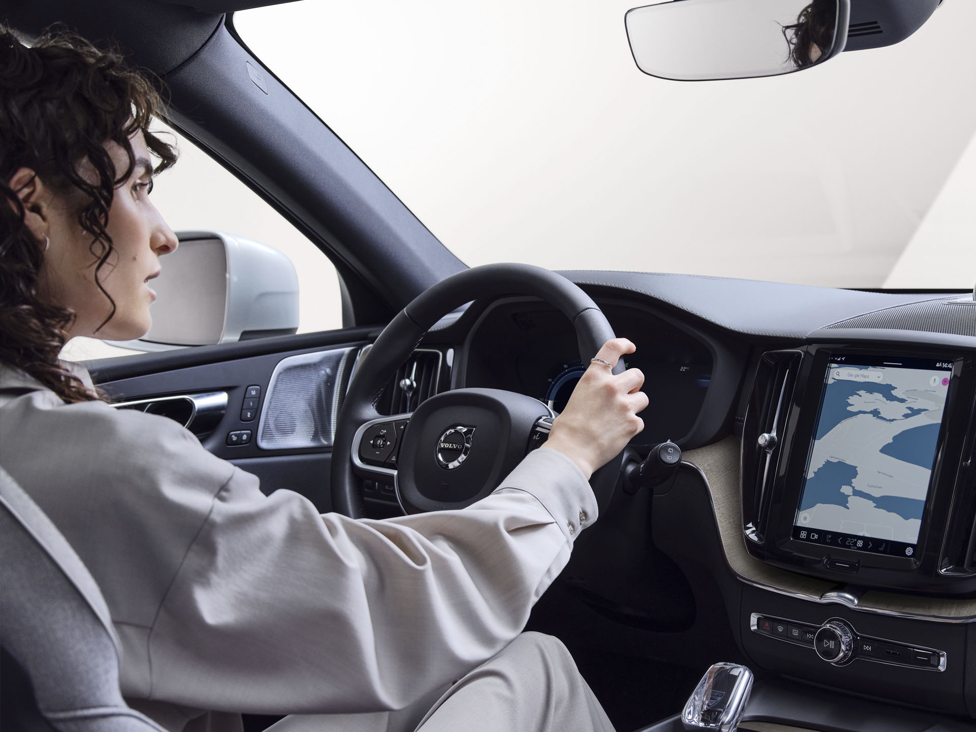 Mujer al volante de un Volvo