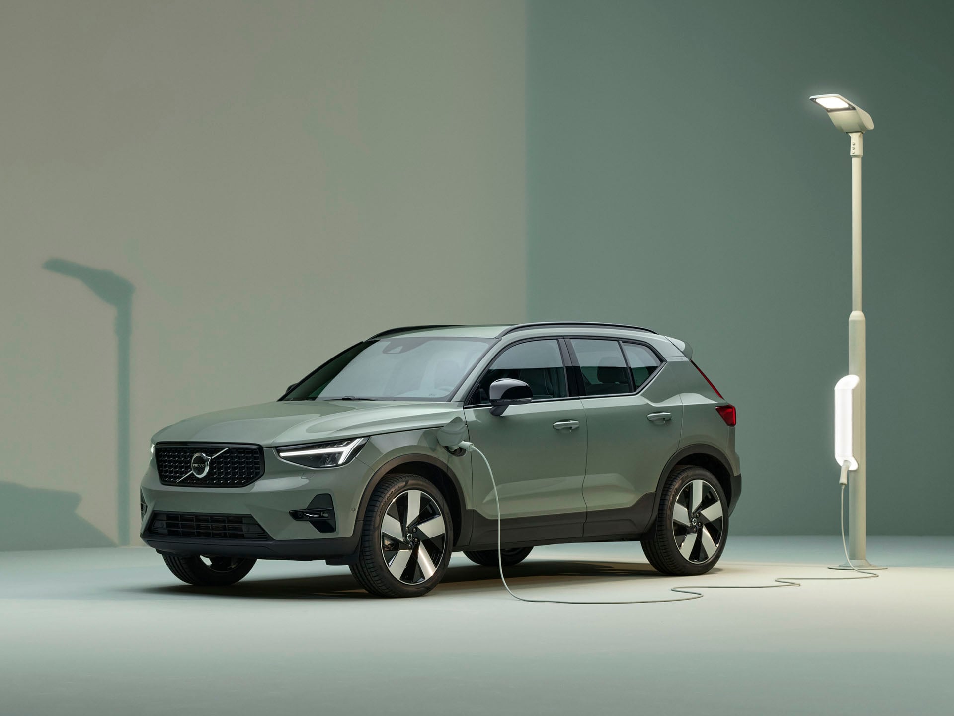 Volvo XC40 vista frontal lateral recargando