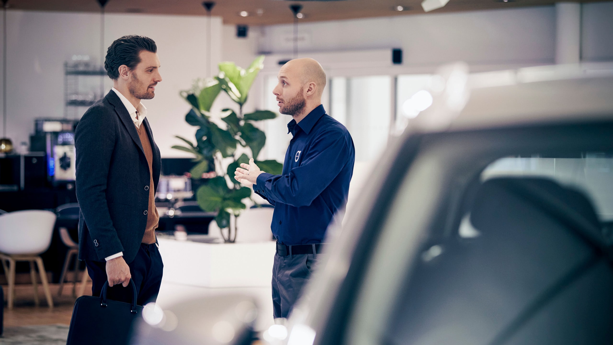 Un cliente hablando con un técnico de Volvo