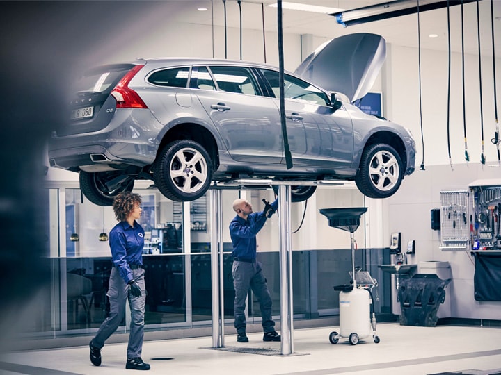 Unos mecánicos Volvo haciendo una revisión de mantenimiento
