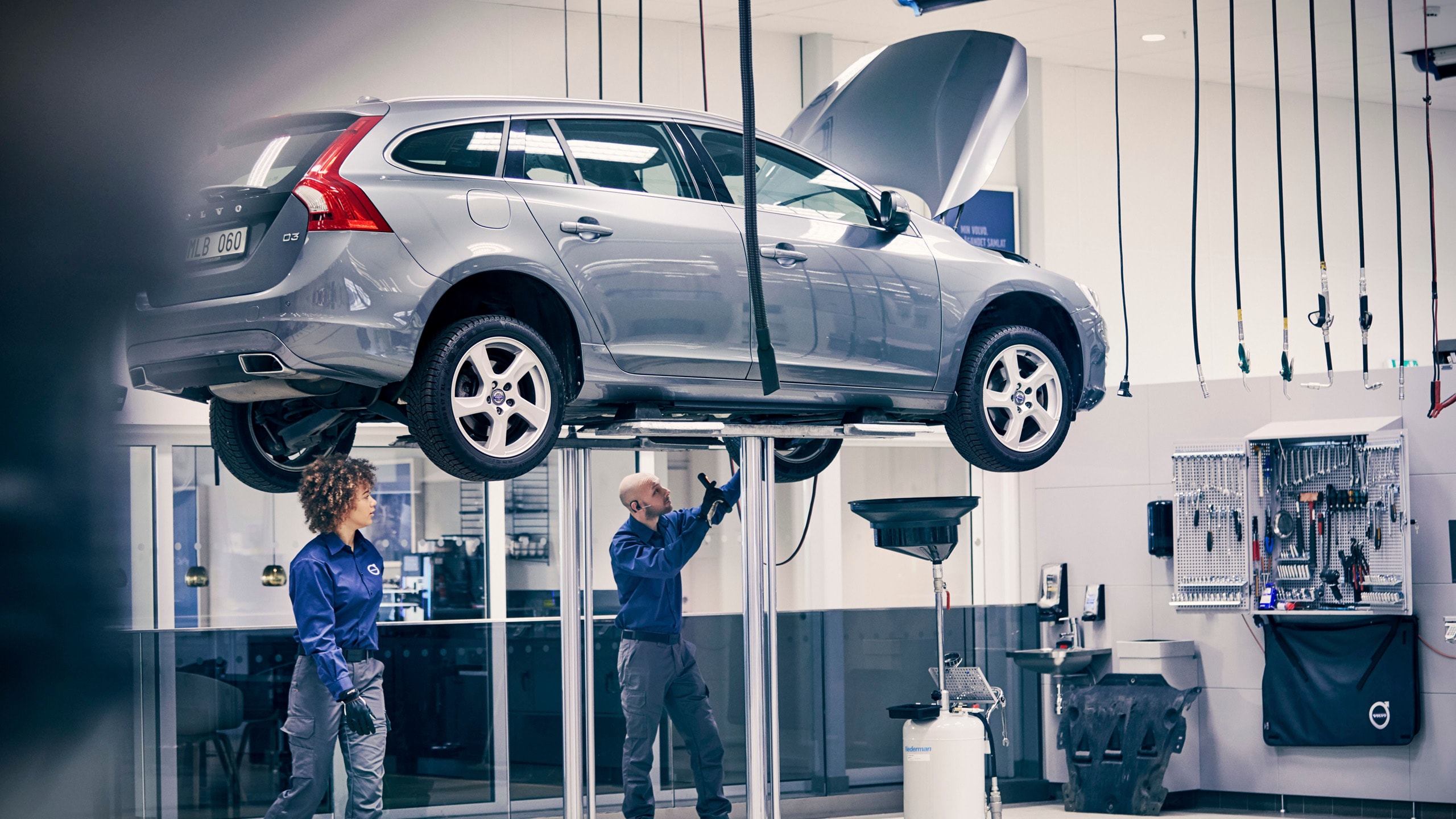 Mecánicos Volvo realizando una revisión de mantenimiento