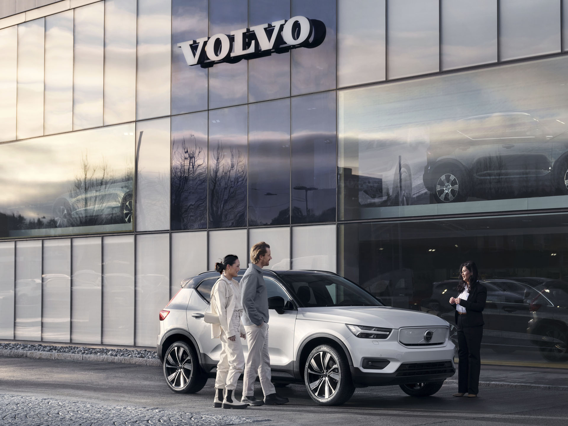 Volvo XC40 eléctrico puro en la puerta de un concesionario Volvo