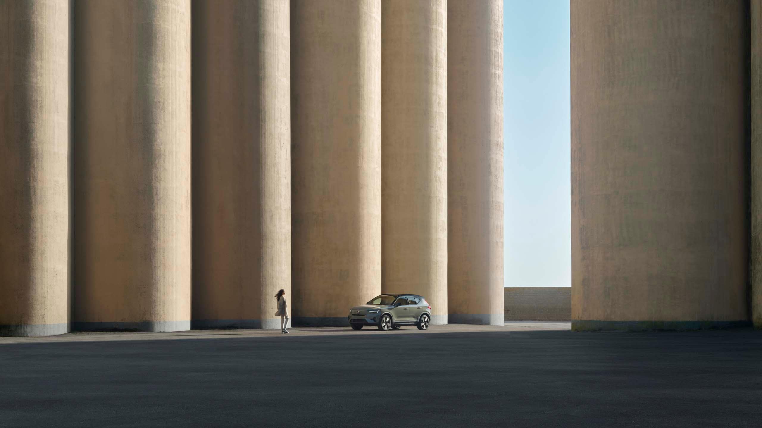 Volvo XC40 eléctrico al lado de unas columnas enormes