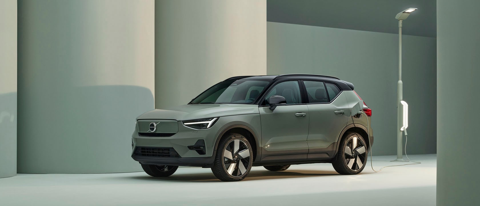 Volvo XC40 eléctrico verde cargando