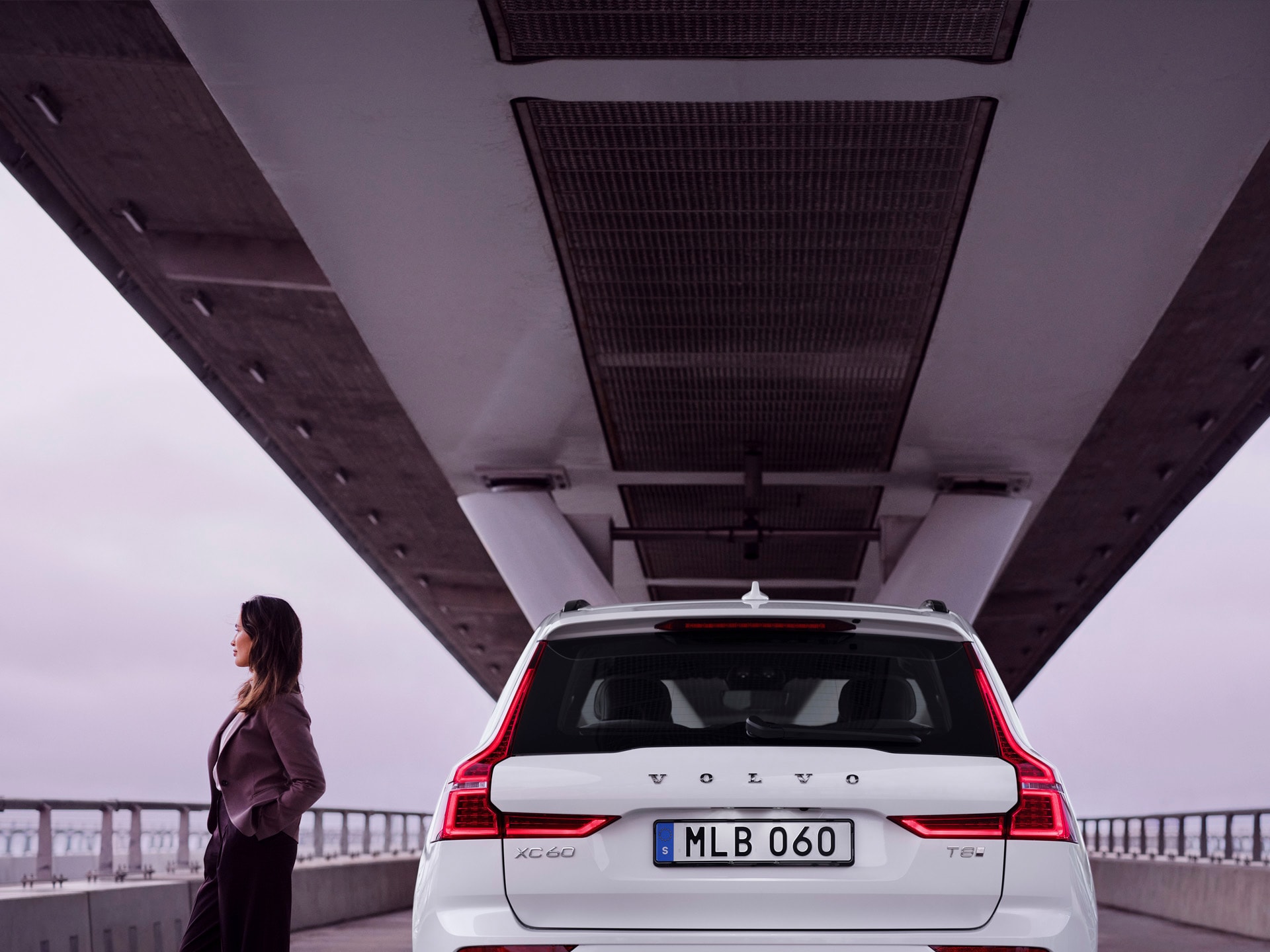 Una mujer junto a un Volvo