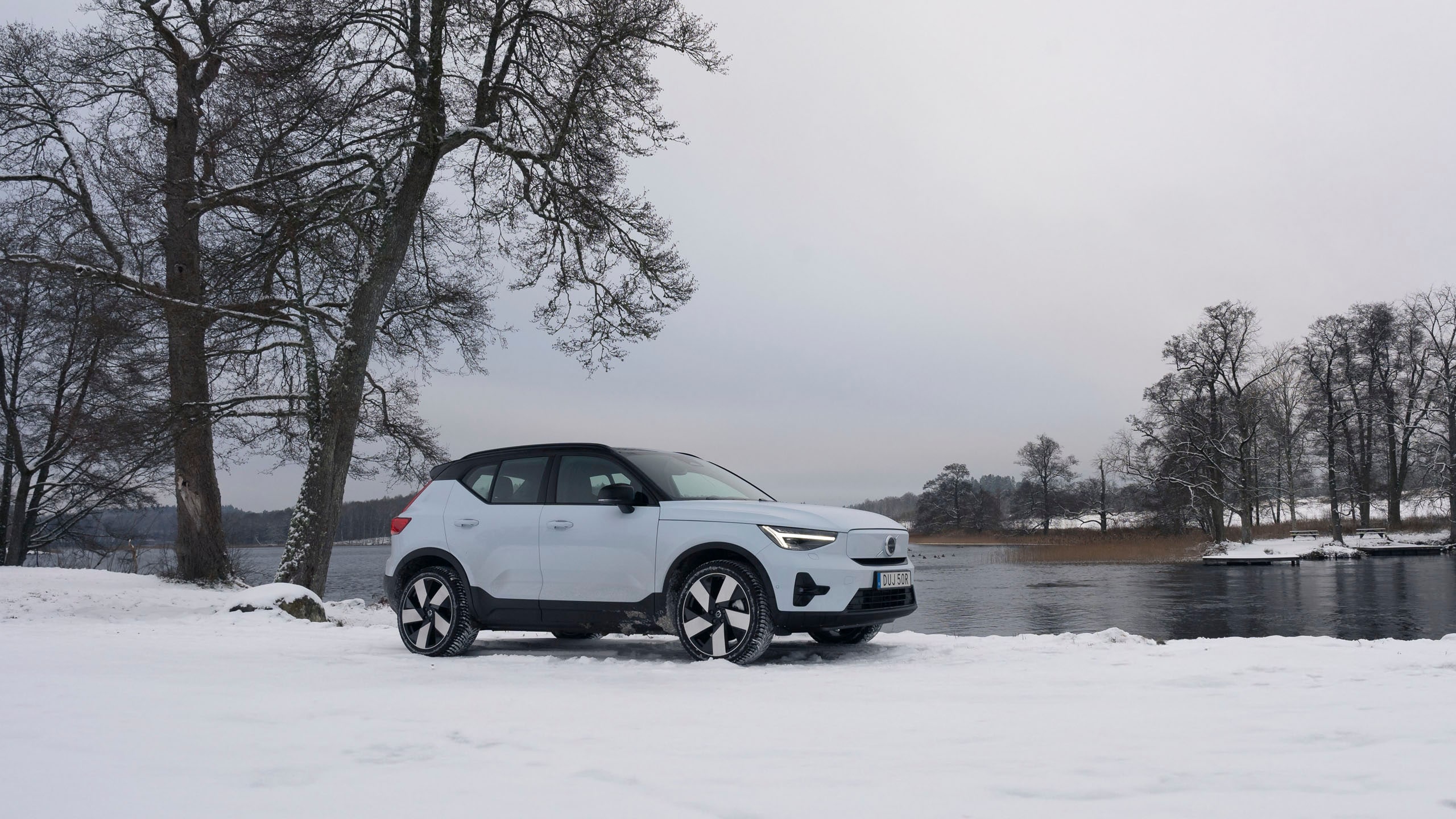 Volvo XC40 en un paisaje invernal
