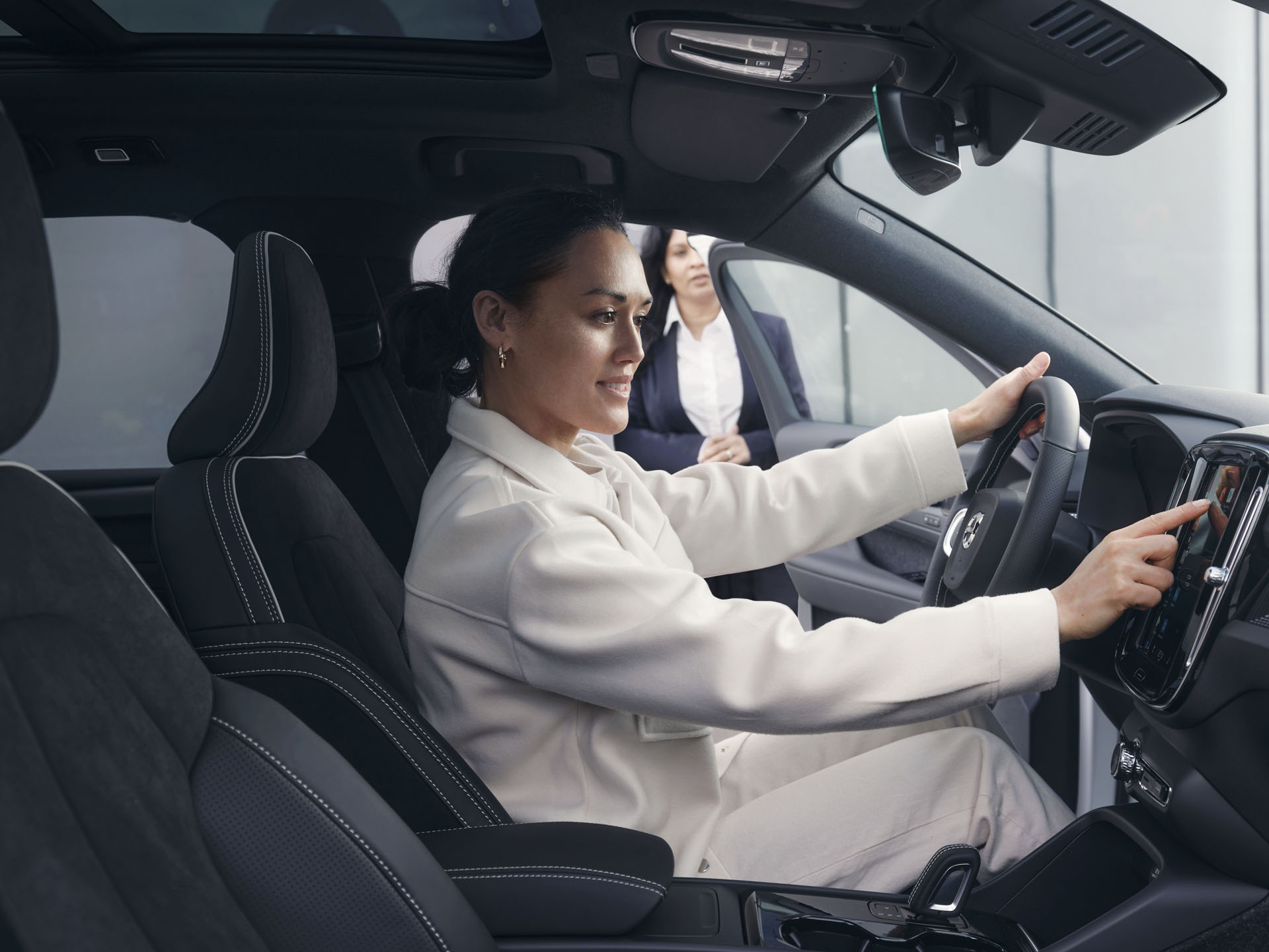 Una mujer probando los mandos de un Volvo