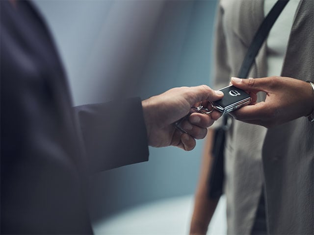 Volvohandlare ger bilnyckel till kund