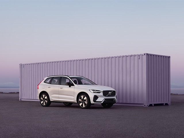 Vit Volvo XC60 laddhybrid snett från sidan