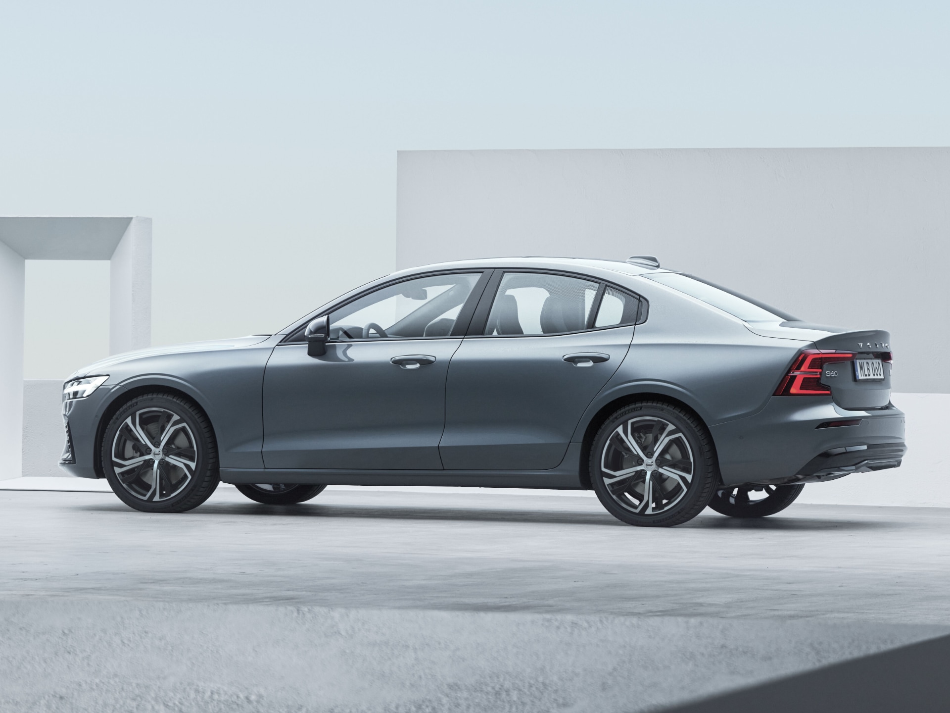 Seitenansicht eines S60 in der Farbe Thunder Grey.