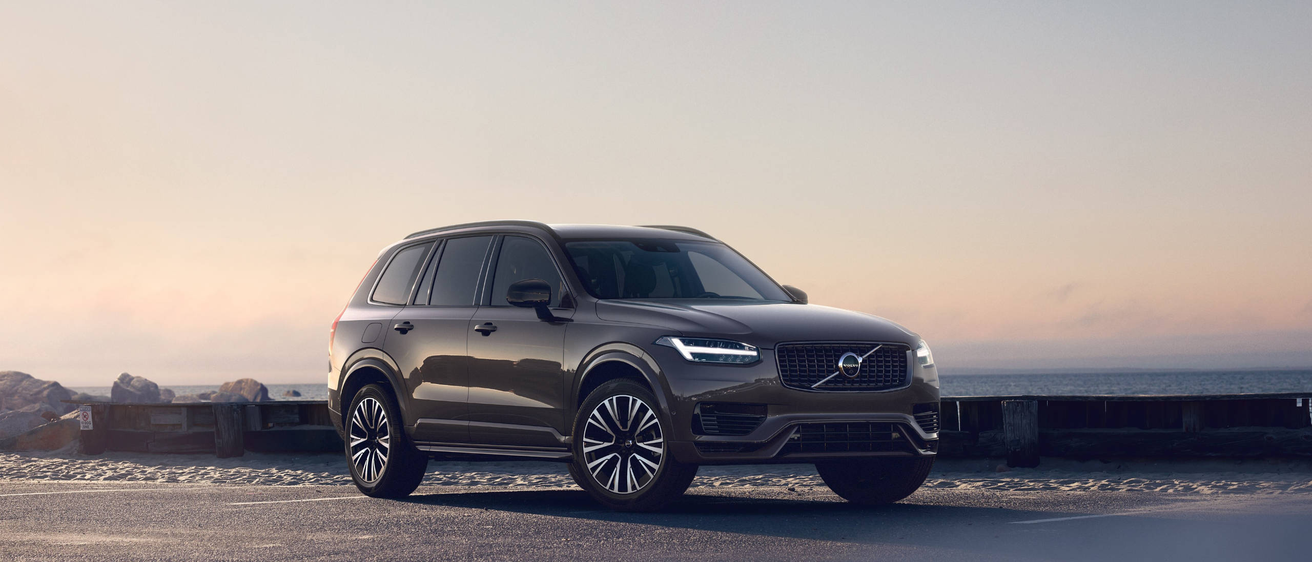 Seitenansicht eines grauen XC90 Plug-in Hybrid