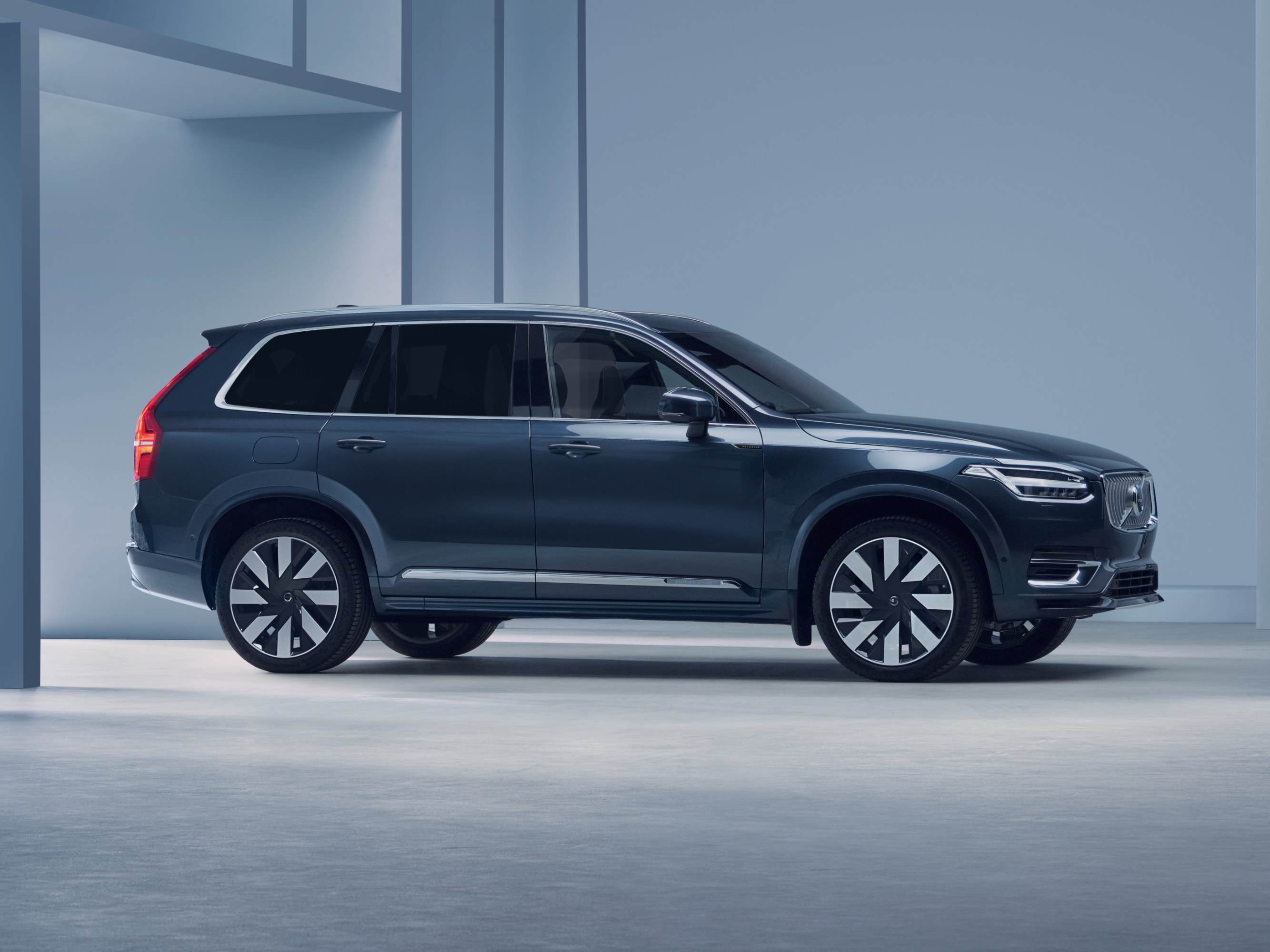 Une femme ouvre la porte d'une Volvo XC90