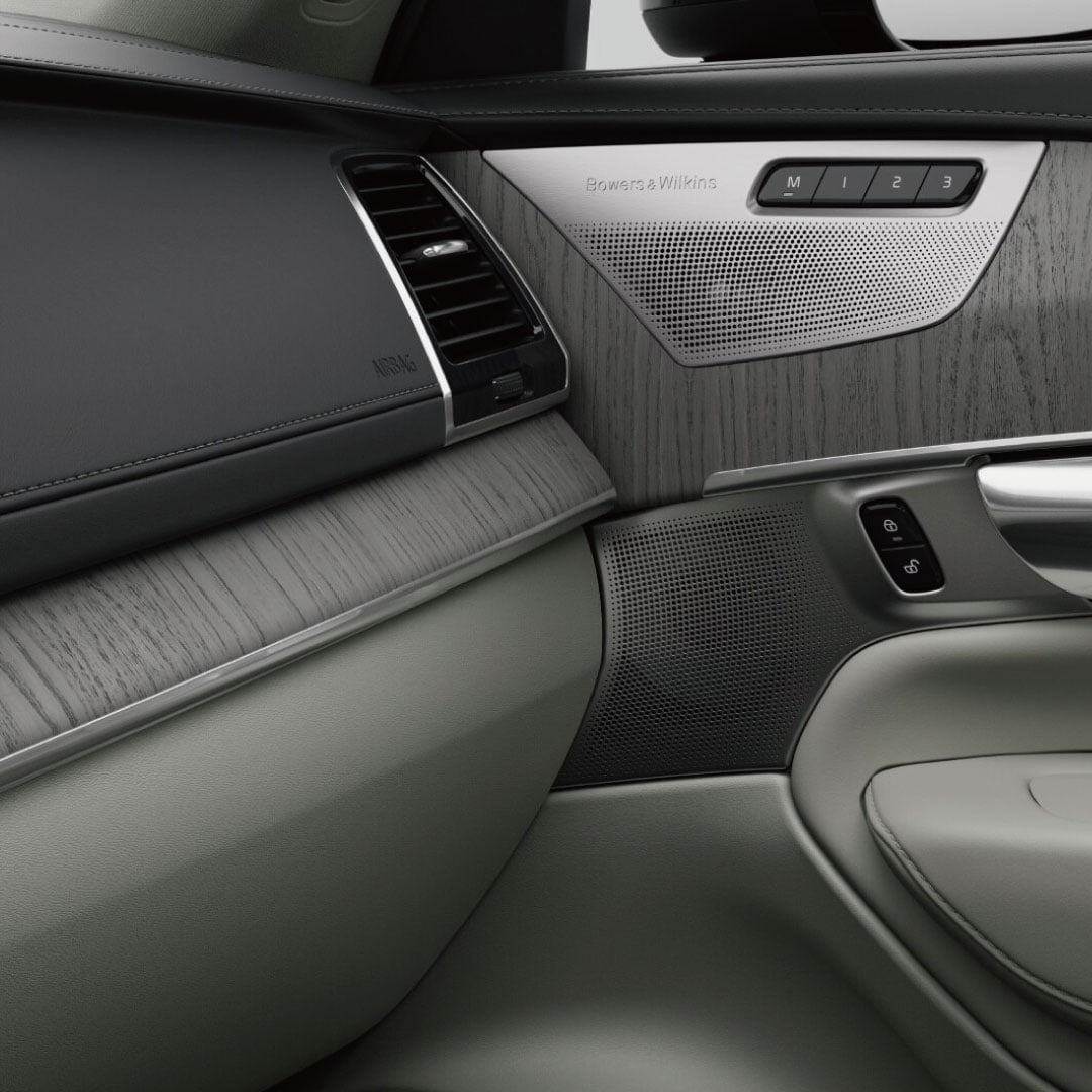 Volvo XC90 Recharge 雙能電動車的方向盤、儀錶板、車載資訊娛樂系統觸控螢幕和中控台。