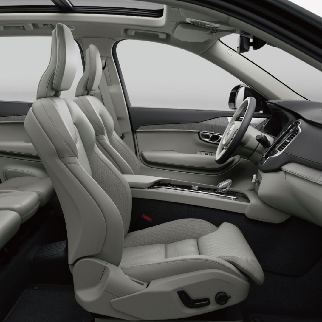 Volvo XC90 Recharge 雙能電動車的車室內裝。