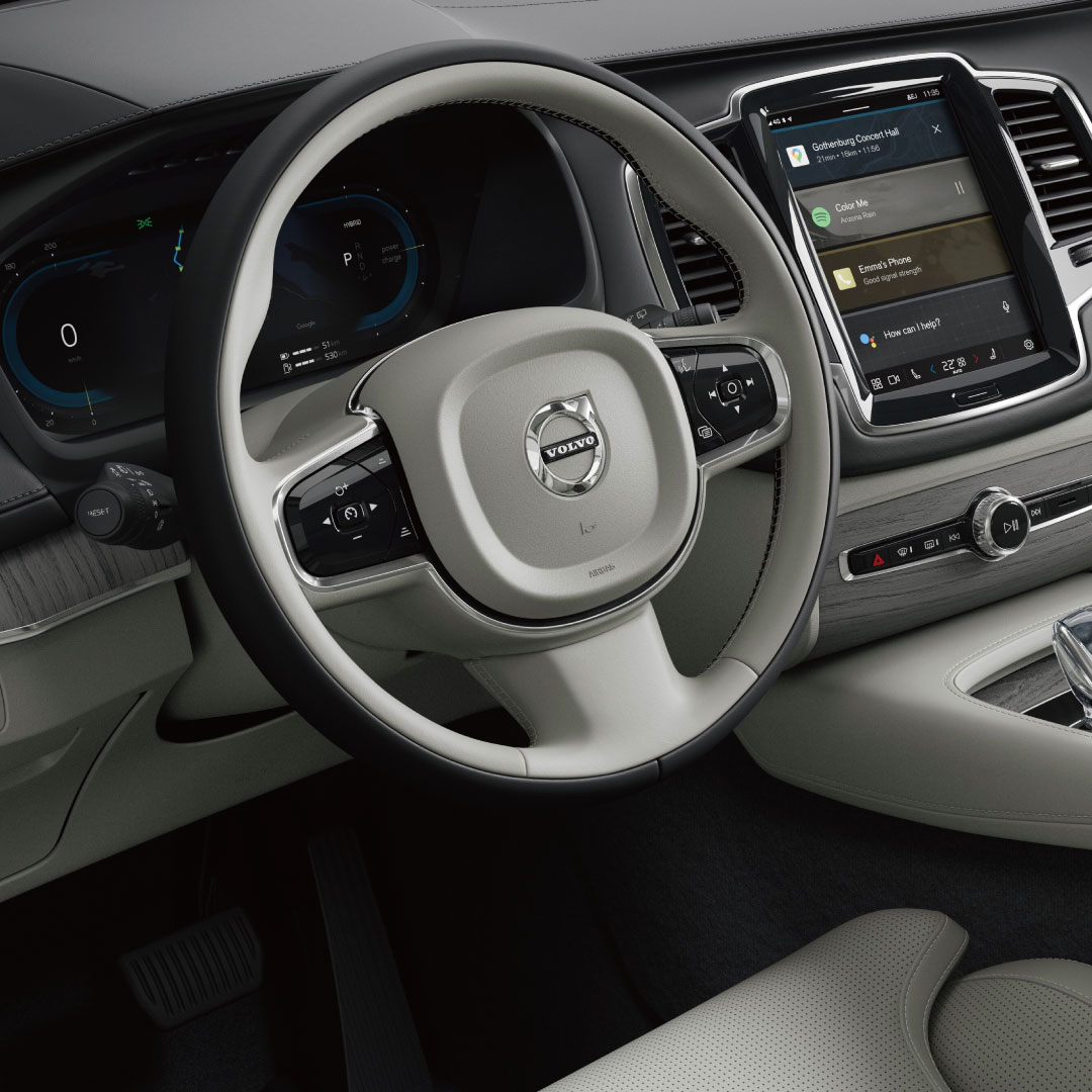 Volvo XC90 Recharge 雙能電動車方向盤後方的 12.3 吋數位整合資訊儀錶組。