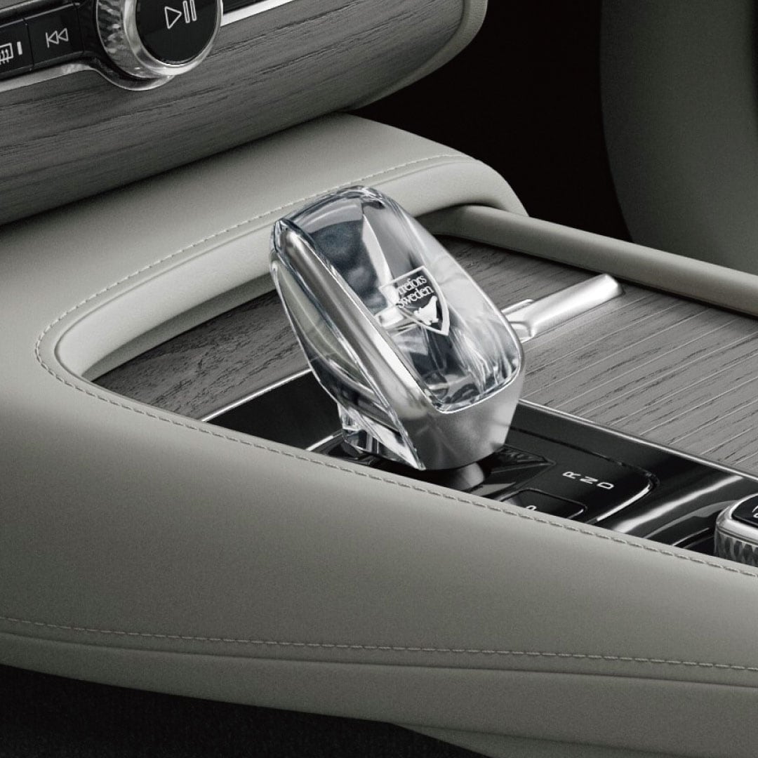 Volvo XC90 Recharge 雙能電動車中控台上的啟動按鈕和水晶排檔桿。