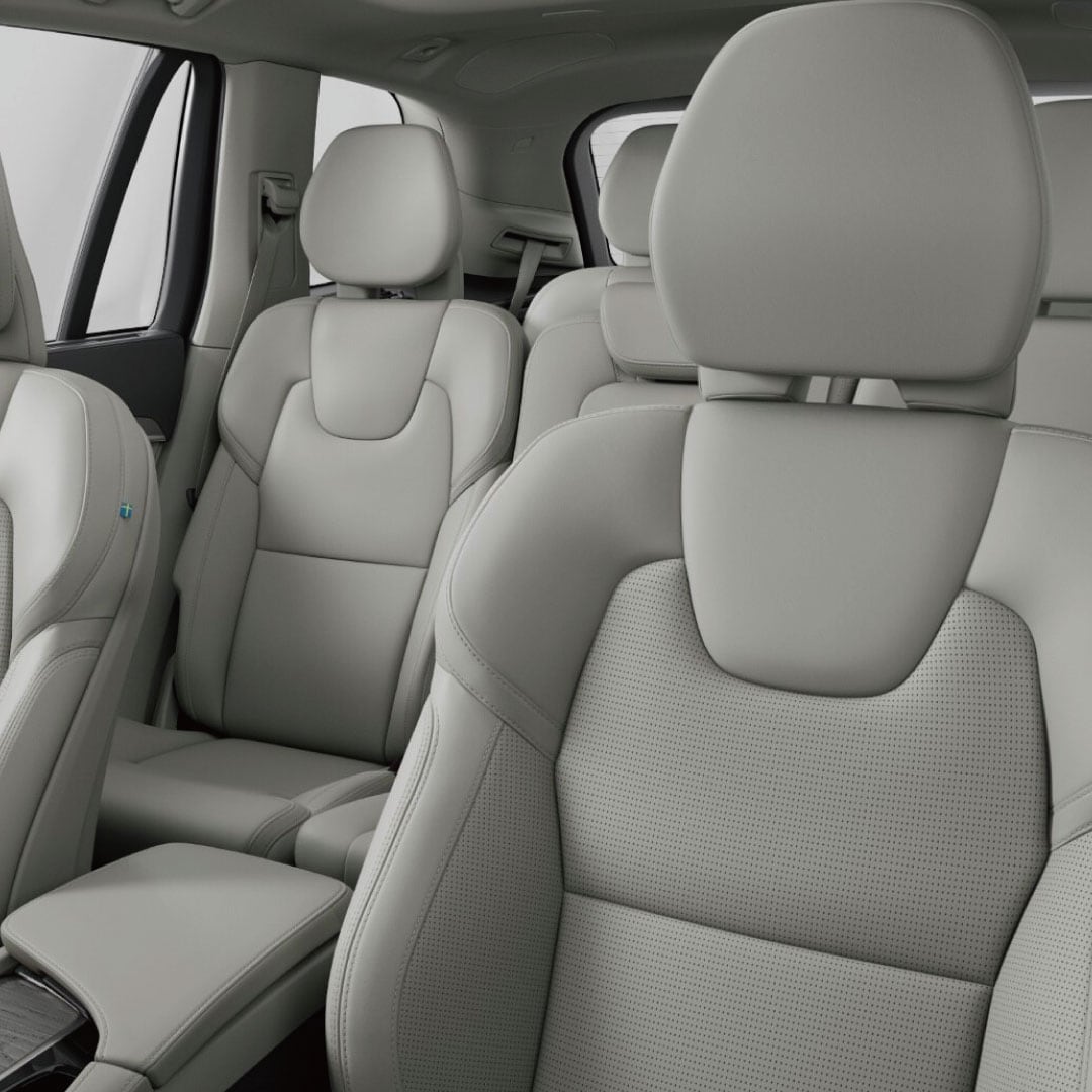 Volvo XC90 Recharge 雙能電動車的七個羊毛混紡座椅的廣角圖。