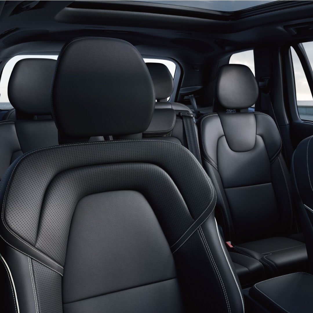 Volvo XC90 高效輕油電休旅車的七個柔軟 Nappa 真皮座椅的廣角圖。