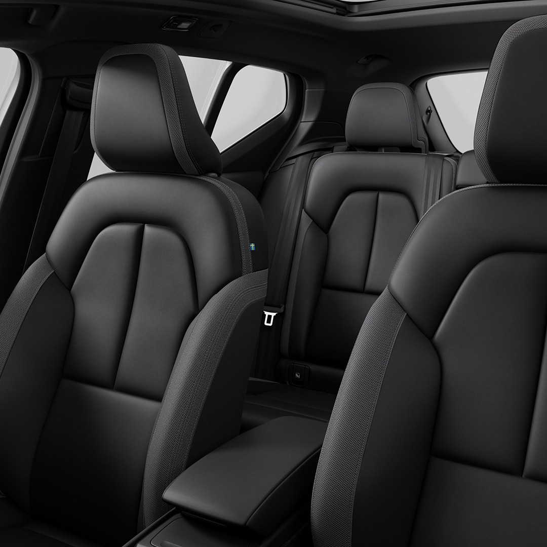 Centre console armrest bin lid between upholstered front passenger and driver’s seats in the Volvo XC40 Recharge pure electric.