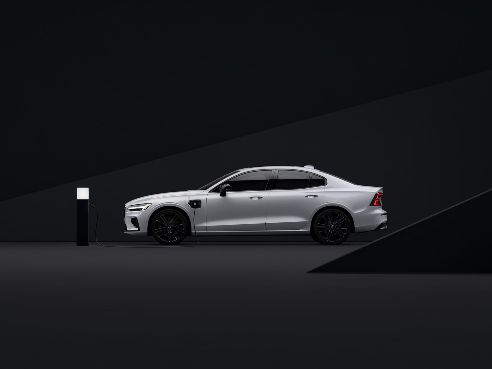 Volvo S60 Recharge Black Edition - Volvo car charging at station