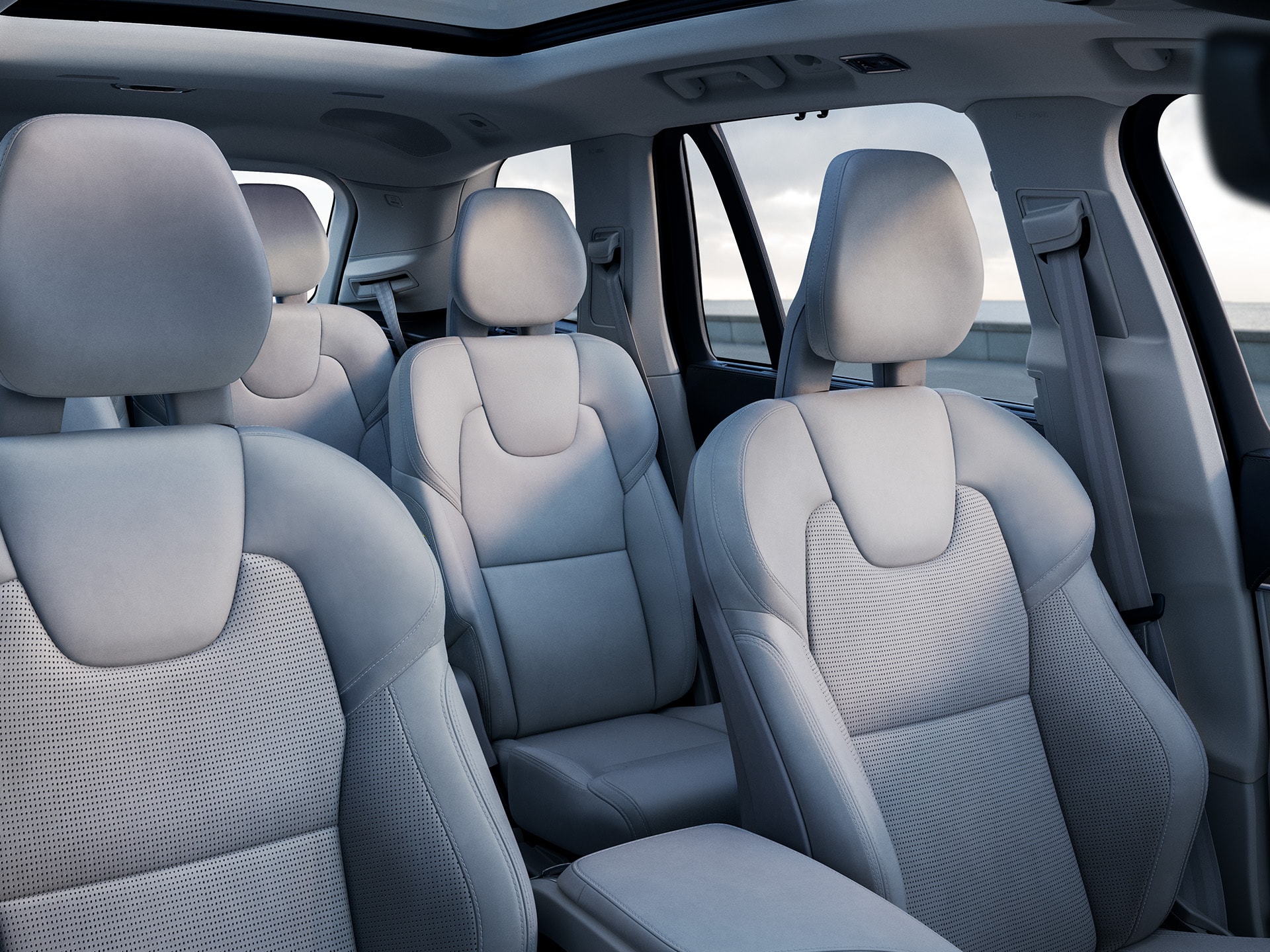 Interior de un SUV Volvo con 3 filas de asientos claros