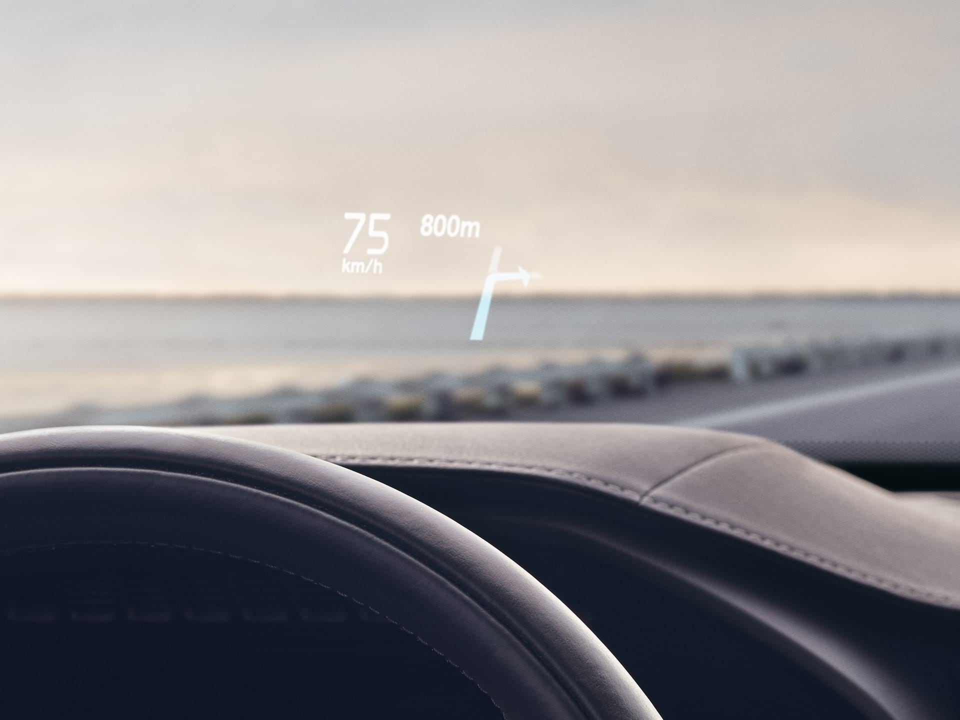 Вид из салона Volvo, скорость движения и навигация отображаются на проекционном дисплее лобового стекла.