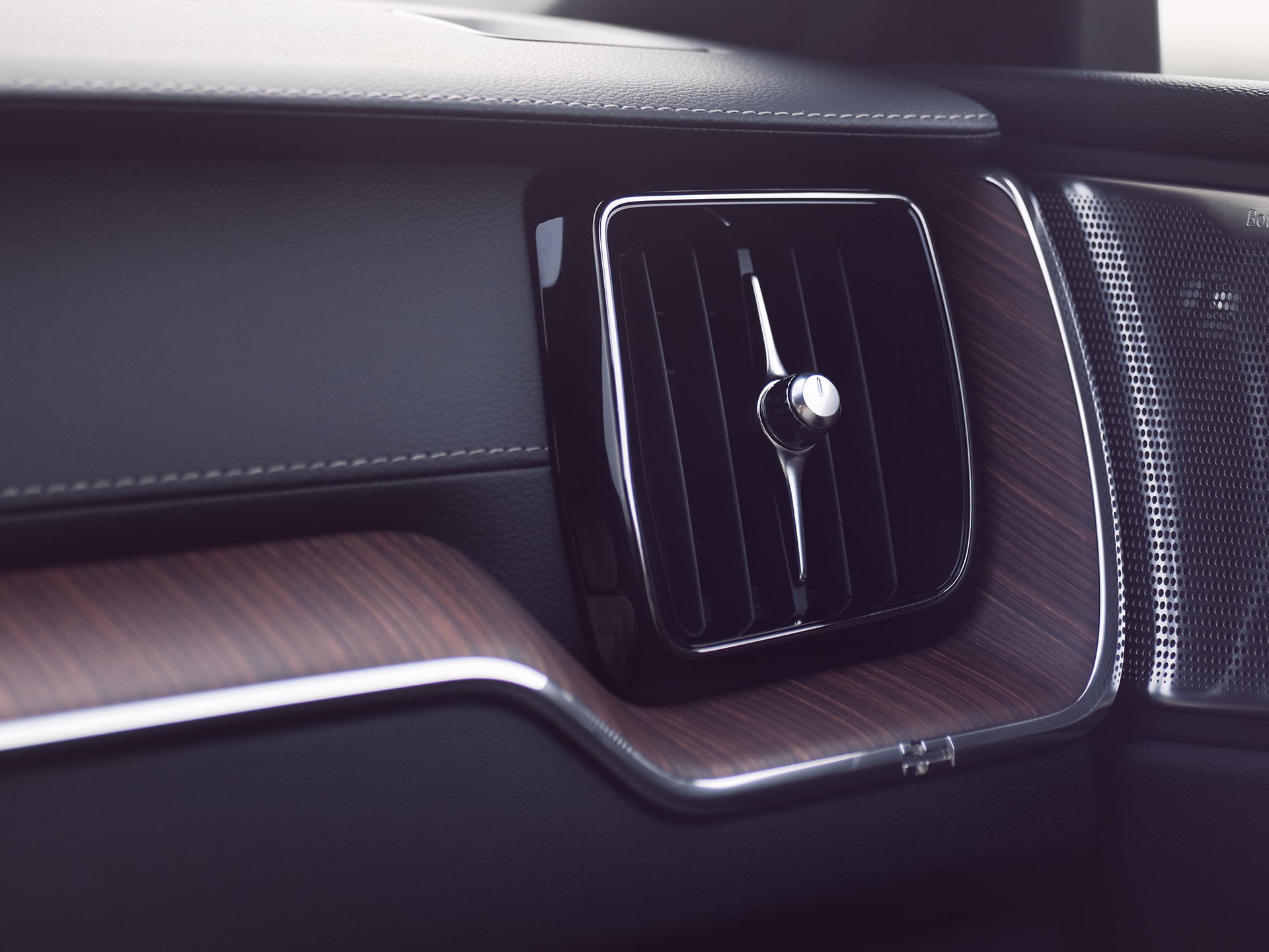 Усовершенствованный воздухоочиститель Volvo XC60 обеспечивает качественный и чистый воздух для всех, кто находится в салоне.
